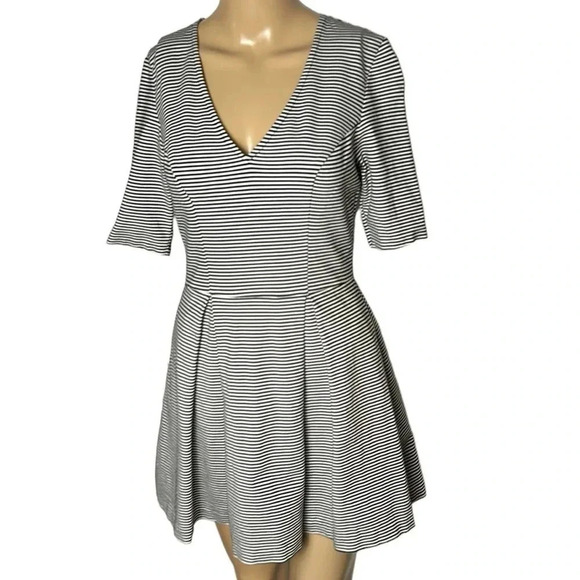 Guess dress ,women S. Black & White striped,fit & flare,pleats,V-neck,classic,EC - Picture 3 of 15